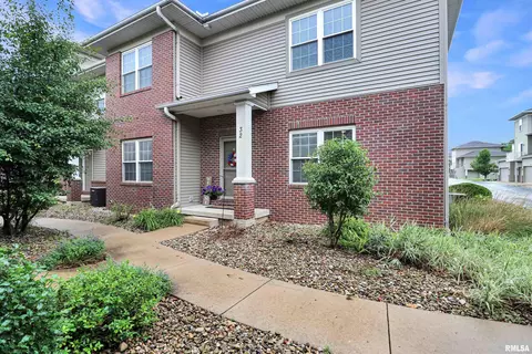 11217 N Oakwood Dr, Peoria, IL 61615
