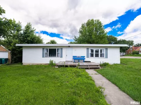627 E Fort St, Farmington, IL 61531