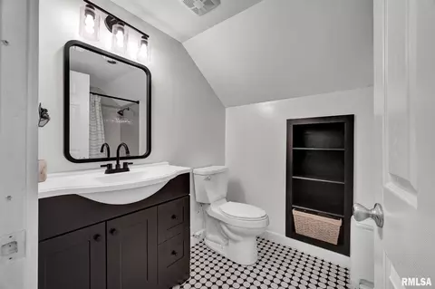 Bath - 715 E Chatham St, Metamora, IL 61548 photo 2 of 2