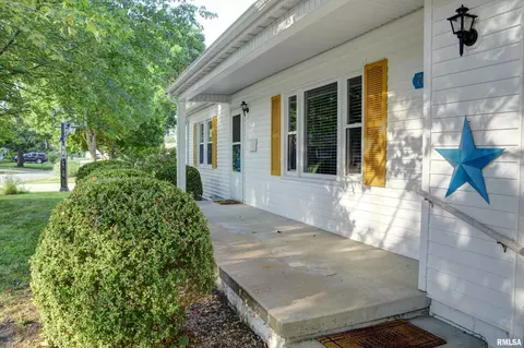 Exterior - 708 Memorial Dr, Macomb, IL 61455 photo 6 of 6