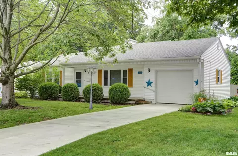 708 Memorial Dr, Macomb, IL 61455