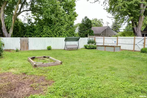 Exterior - 708 Memorial Dr, Macomb, IL 61455 photo 5 of 6