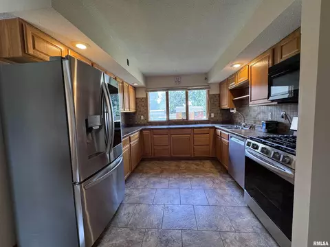 720 W Chase St, Macomb, IL 61455 photo 2