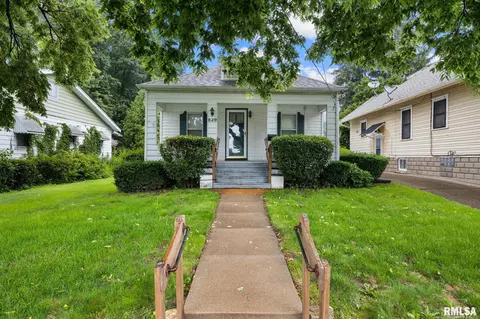 829 W Hanssler Pl, Peoria, IL 61604