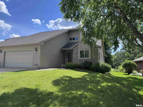 913 Bayberry Ln, Macomb, IL 61455