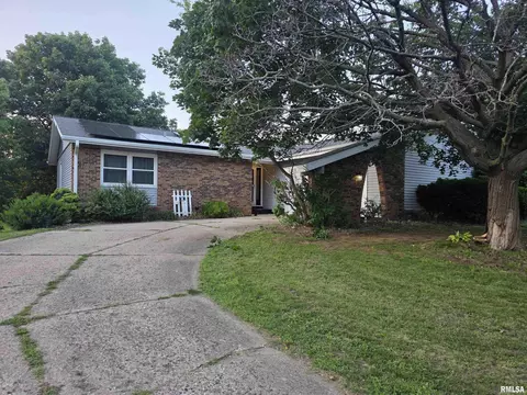 2122 Highwood Ave, Pekin, IL 61554