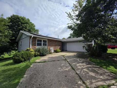 2122 Highwood Ave, Pekin, IL 61554