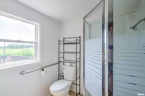 Bath - 1176 Elm St, Canton, IL 61520 photo 1 of 4