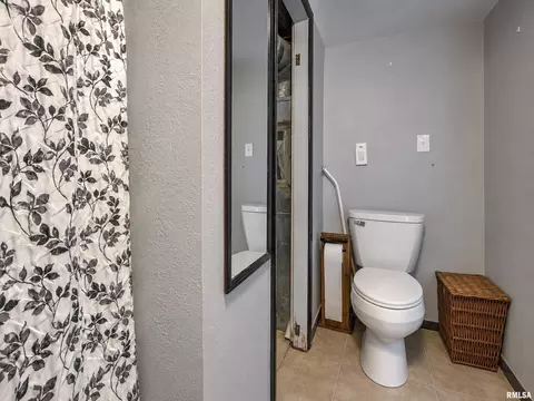 Bath - 1176 Elm St, Canton, IL 61520 photo 4 of 4