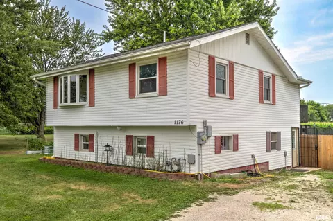 Exterior - 1176 Elm St, Canton, IL 61520 photo 3 of 15