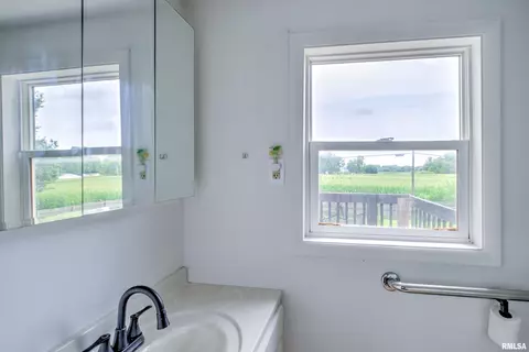 Bath - 1176 Elm St, Canton, IL 61520 photo 2 of 4