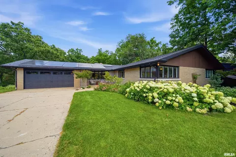 5200 N Sherbrook Ln, Peoria, IL 61614