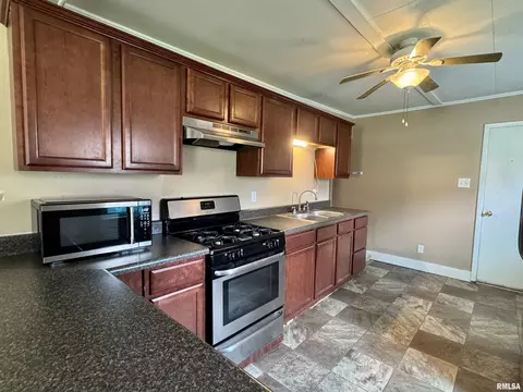 410 E Summit St, Macomb, IL 61455 photo 3
