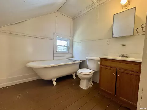 Bath - 410 E Summit St, Macomb, IL 61455 photo 7 of 7
