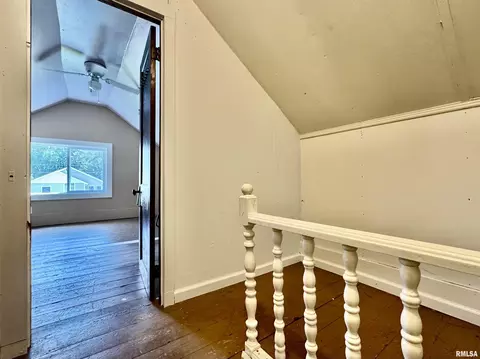 Entry Way - 410 E Summit St, Macomb, IL 61455 photo 1 of 5