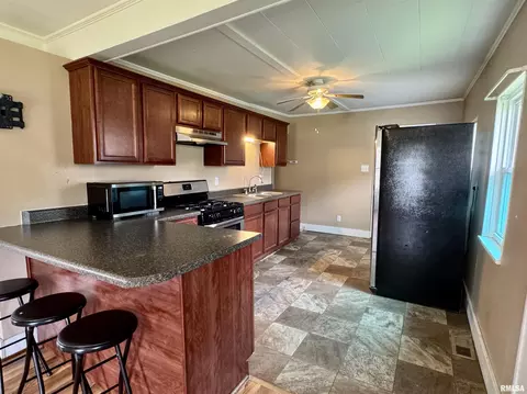 410 E Summit St, Macomb, IL 61455 photo 2