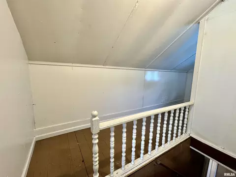 Entry Way - 410 E Summit St, Macomb, IL 61455 photo 3 of 5