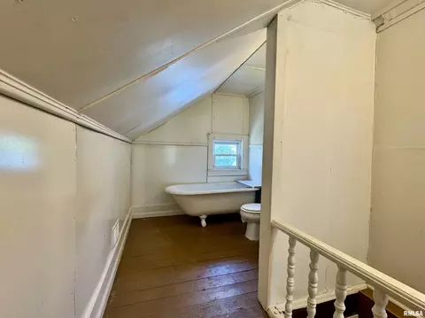 Bath - 410 E Summit St, Macomb, IL 61455 photo 6 of 7