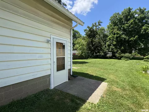 Exterior - 410 E Summit St, Macomb, IL 61455 photo 1 of 2