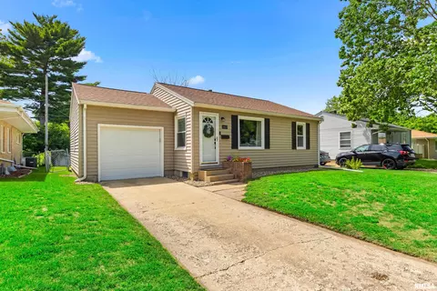 1417 N 12th St, Pekin, IL 61554