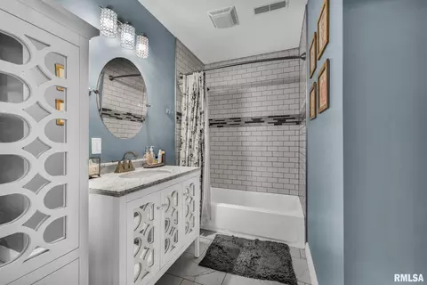 Bath - 201 W Burton Ave, Eureka, IL 61530 photo 3 of 4