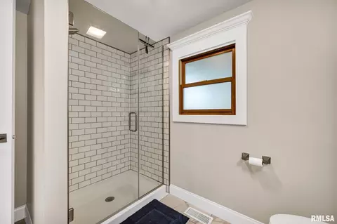 Bath - 201 W Burton Ave, Eureka, IL 61530 photo 4 of 4