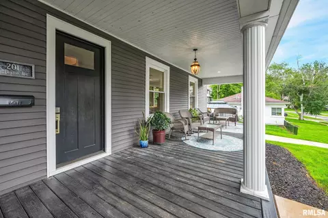 Exterior - 201 W Burton Ave, Eureka, IL 61530 photo 5 of 8