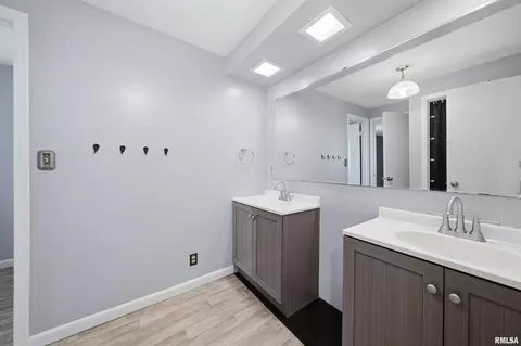 Bath - 334 E Glendale St, Manito, IL 61546 photo 2 of 2