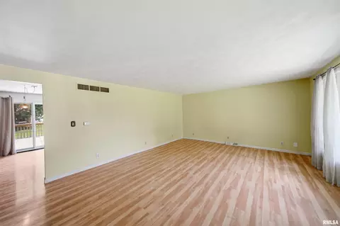 Living - 334 E Glendale St, Manito, IL 61546 photo 1 of 5