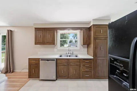 Kitchen - 334 E Glendale St, Manito, IL 61546 photo 6 of 7