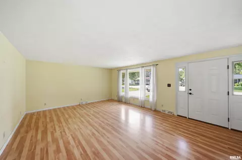 Living - 334 E Glendale St, Manito, IL 61546 photo 2 of 5
