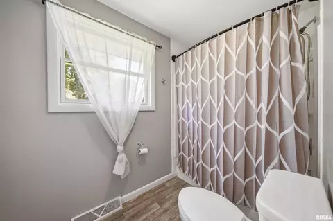 Bath - 334 E Glendale St, Manito, IL 61546 photo 1 of 2