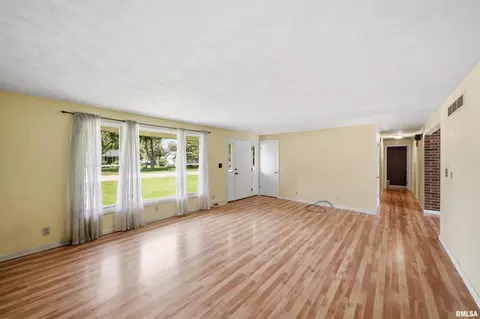 Living - 334 E Glendale St, Manito, IL 61546 photo 3 of 5
