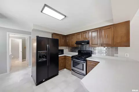 Kitchen - 334 E Glendale St, Manito, IL 61546 photo 2 of 7