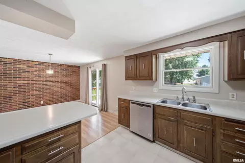Kitchen - 334 E Glendale St, Manito, IL 61546 photo 5 of 7