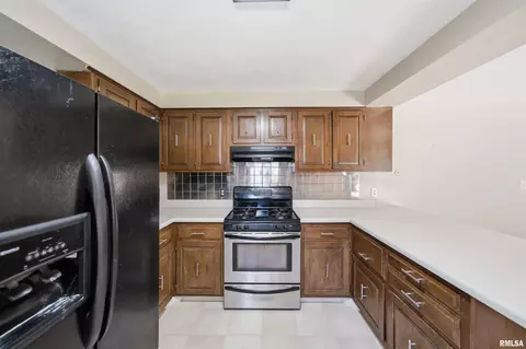 Kitchen - 334 E Glendale St, Manito, IL 61546 photo 3 of 7
