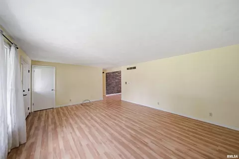 Living - 334 E Glendale St, Manito, IL 61546 photo 4 of 5