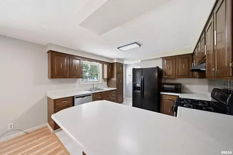 Kitchen - 334 E Glendale St, Manito, IL 61546 photo 1 of 7