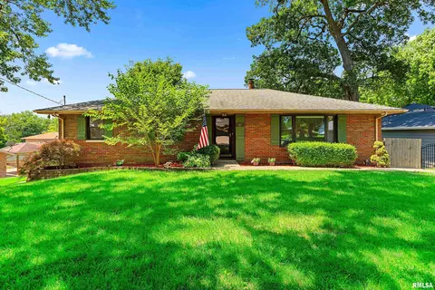 23 Oakhill Ct, Pekin, IL 61554