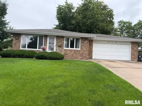 2212 Belmont Dr, Pekin, IL 61554