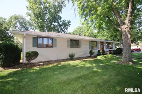 2500 Willow St, Pekin, IL 61554