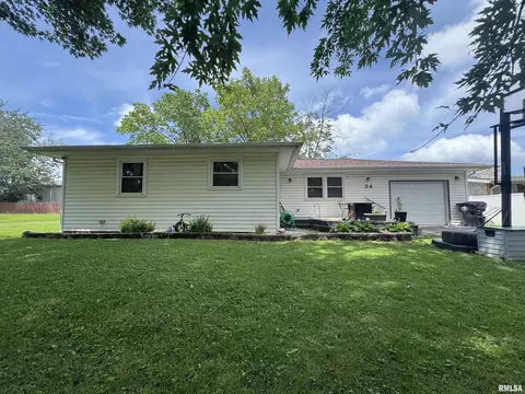 34 Melrose Ln, Lewistown, IL 61542