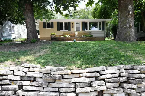 704 E Shore Dr, Pekin, IL 61554