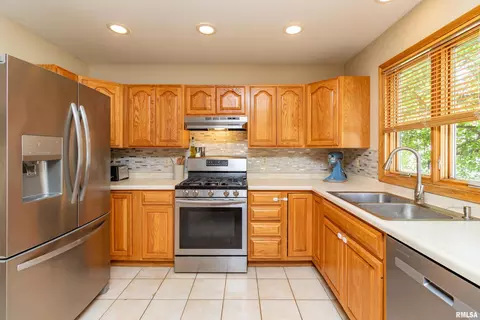 Kitchen - 415 Mackenzie Pl, Germantown Hills, IL 61548 photo 3 of 3