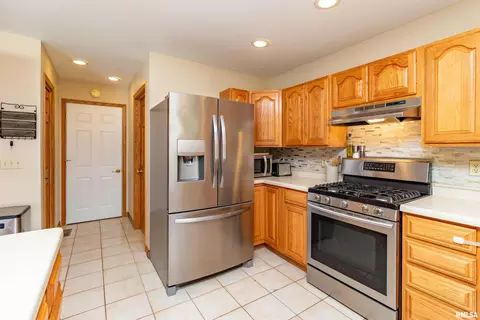 Kitchen - 415 Mackenzie Pl, Germantown Hills, IL 61548 photo 2 of 3