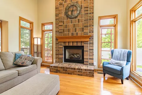 Living - 415 Mackenzie Pl, Germantown Hills, IL 61548 photo 2 of 5