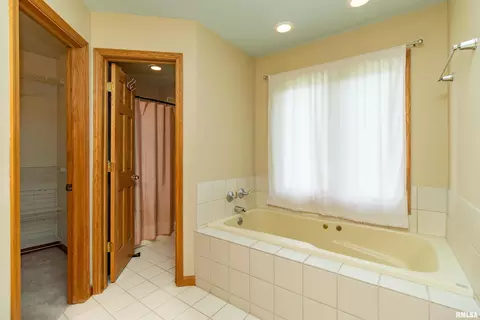 Bath - 415 Mackenzie Pl, Germantown Hills, IL 61548 photo 3 of 5