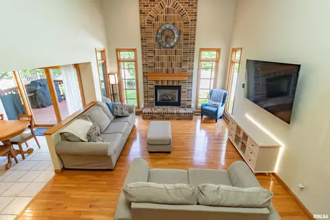 Living - 415 Mackenzie Pl, Germantown Hills, IL 61548 photo 3 of 5