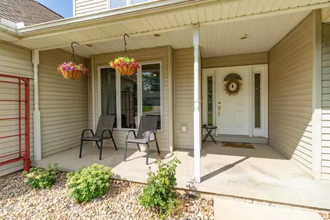 Exterior - 415 Mackenzie Pl, Germantown Hills, IL 61548 photo 2 of 13