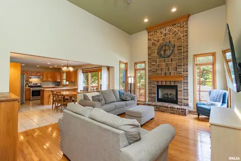 Living - 415 Mackenzie Pl, Germantown Hills, IL 61548 photo 4 of 5